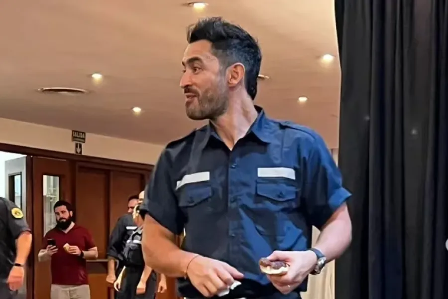 El “Tucu López se recibió de bombero voluntario e hizo un pedido muy especial a la gente.