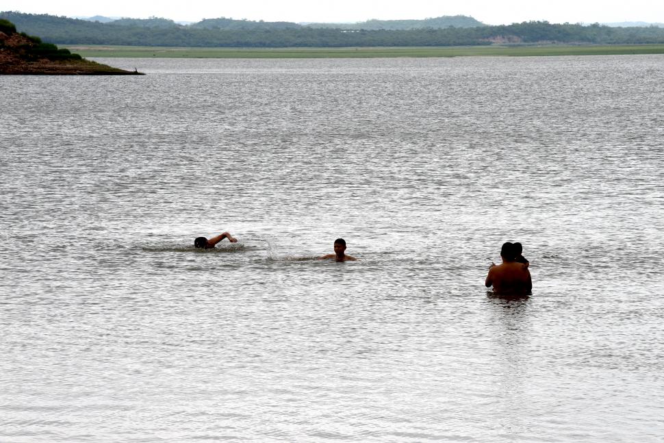 TODOS. Como siempre, a las aguas del dique entraron quienes solo querían refrescarse y los profesionales de nado en aguas abiertas.