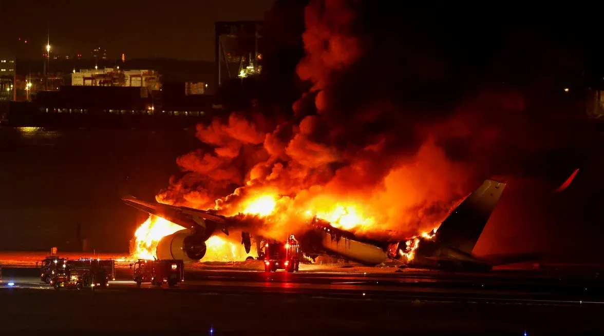 Las impactantes llamas en el avión de Japan Airlines. Crédito: Issei Kato/Reuters