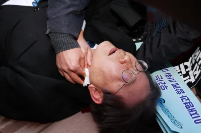 Apuñalan en el cuello al líder de la oposición de Corea del Sur ante las cámaras de la prensa