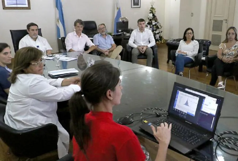 DENGUE.- El ministro de Salud analiza la situación epidemiológica en la provincia. 