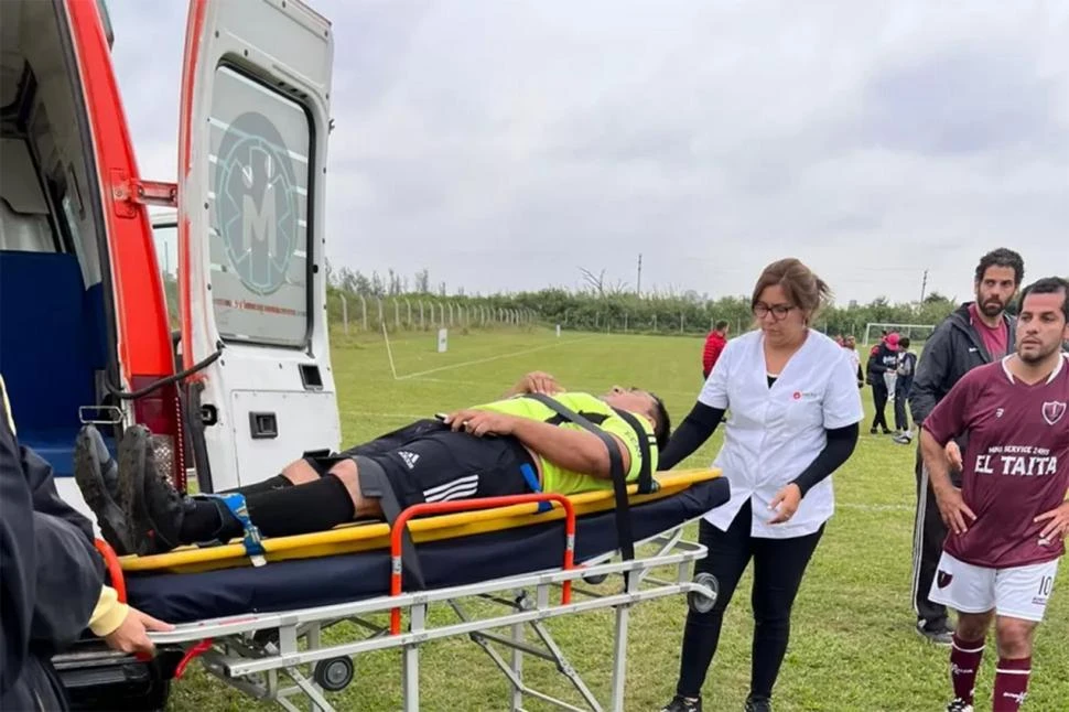 EL 30 DE MAYO DE 2022. El árbitro Oscar Pérez es trasladado en camilla al hospital luego de recibir un disparo en un predio de Yerba Buena. ARCHIVO