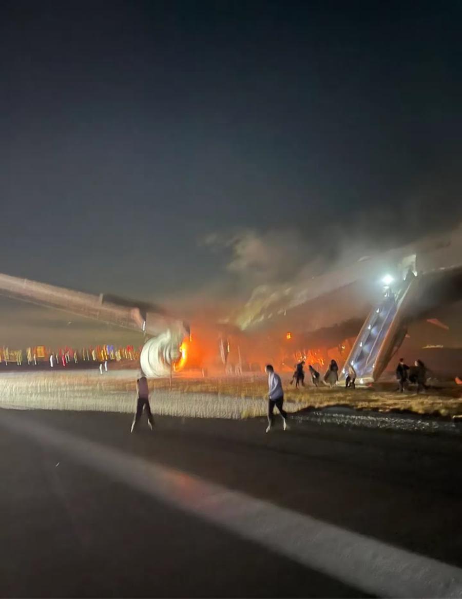 Un pasajero captó el momento en el cual eran evacuados. 