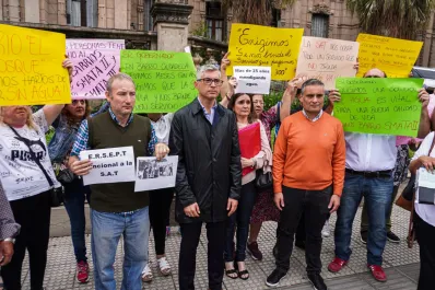 Hay barrios donde siguen mandando al camión aguatero, pero quieren aumentar al triple la boleta de la SAT, criticó la oposición