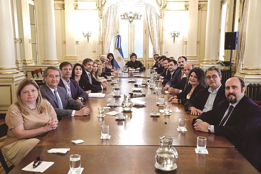 EN EL SALÓN SUR. El presidente de la Nación analizó con los diputados oficialistas la ley ómnibus.