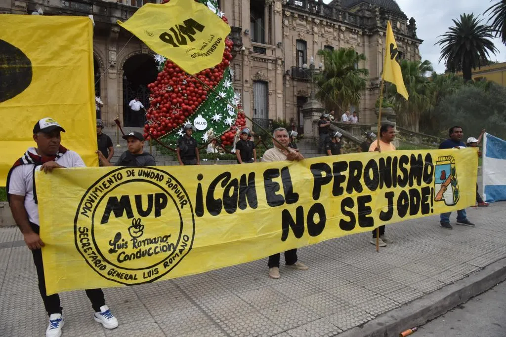 CONSIGNA DEL MUP. Con el peronismo no se jode, expresaba la bandera ubicada frente a la Casa de Gobierno. Foto de LA GACETA / Por Inés Quinteros Orio