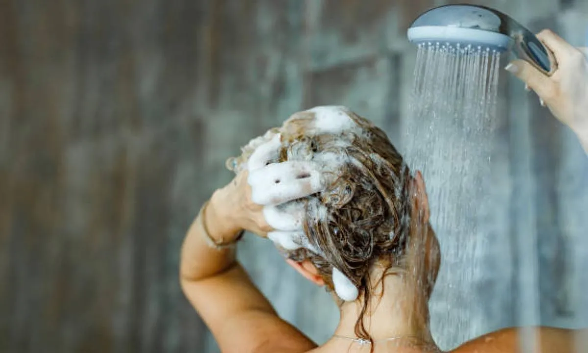 Por qué puede ser peligroso bañarse durante una tormenta eléctrica, según la ciencia