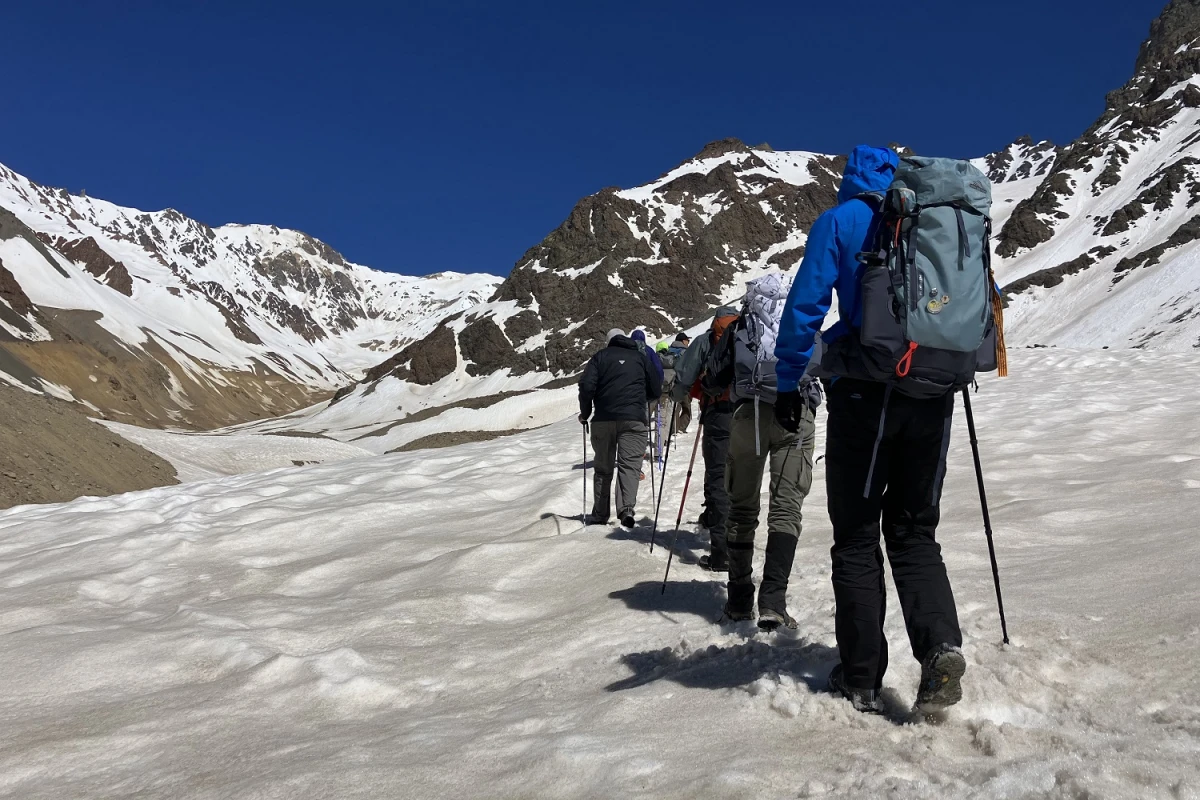 Los viajeros parten desde el campamento El Barroso rumbo al memorial donde se produjo la tragedia de los Andes.