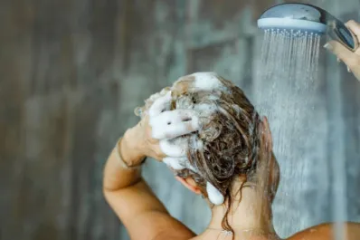 Por qué puede ser peligroso bañarse durante una tormenta eléctrica, según la ciencia