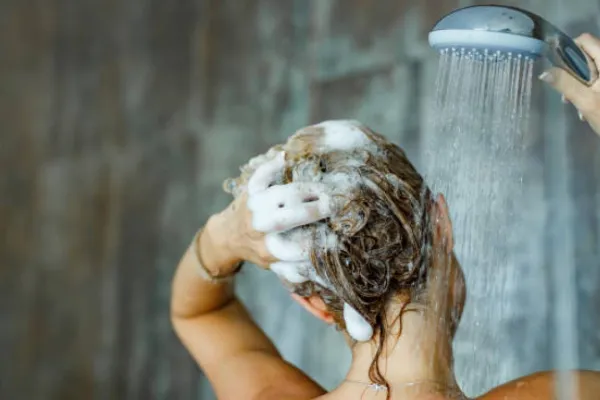 Por qué puede ser peligroso bañarse durante una tormenta eléctrica, según la ciencia