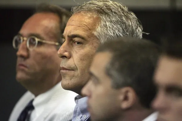 Quién fue Jeffrey Epstein, el multimillonario acusado de delitos sexuales vinculados a famosos