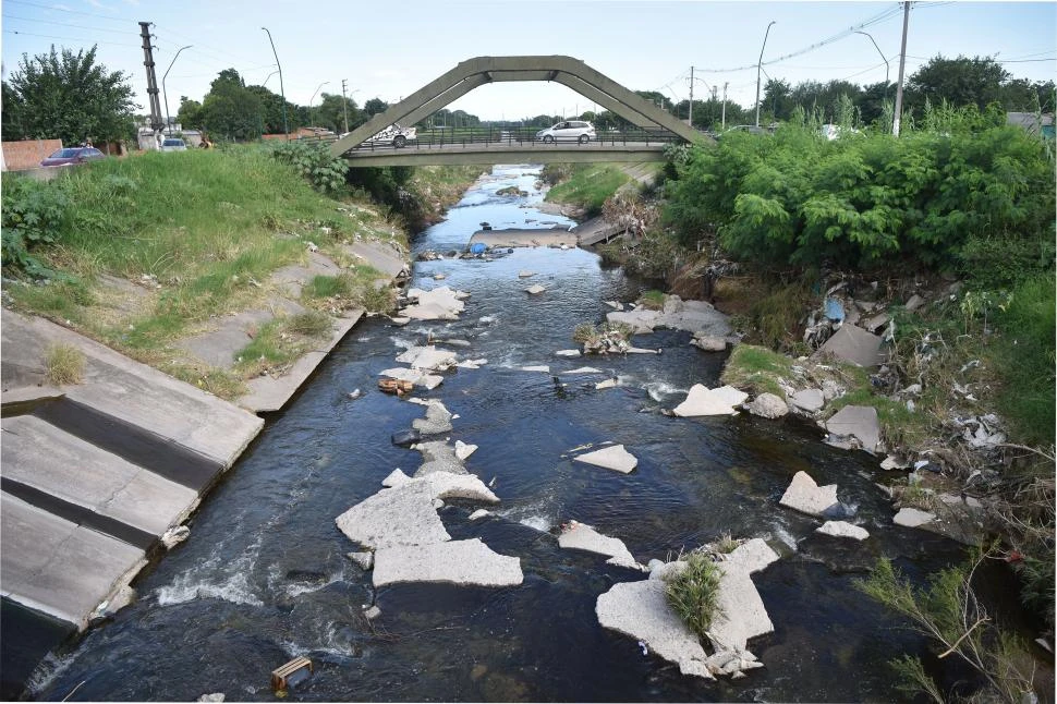 DIFICULTADES. Además de los problemas de basura, las dificultades estructurales complican los canales. la gaceta / foto de inés quinteros orio