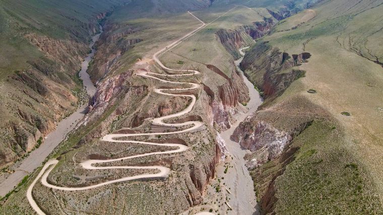 PARA EXPERTOS. Así de sinuoso y arriesgado es el camino a Iruya.