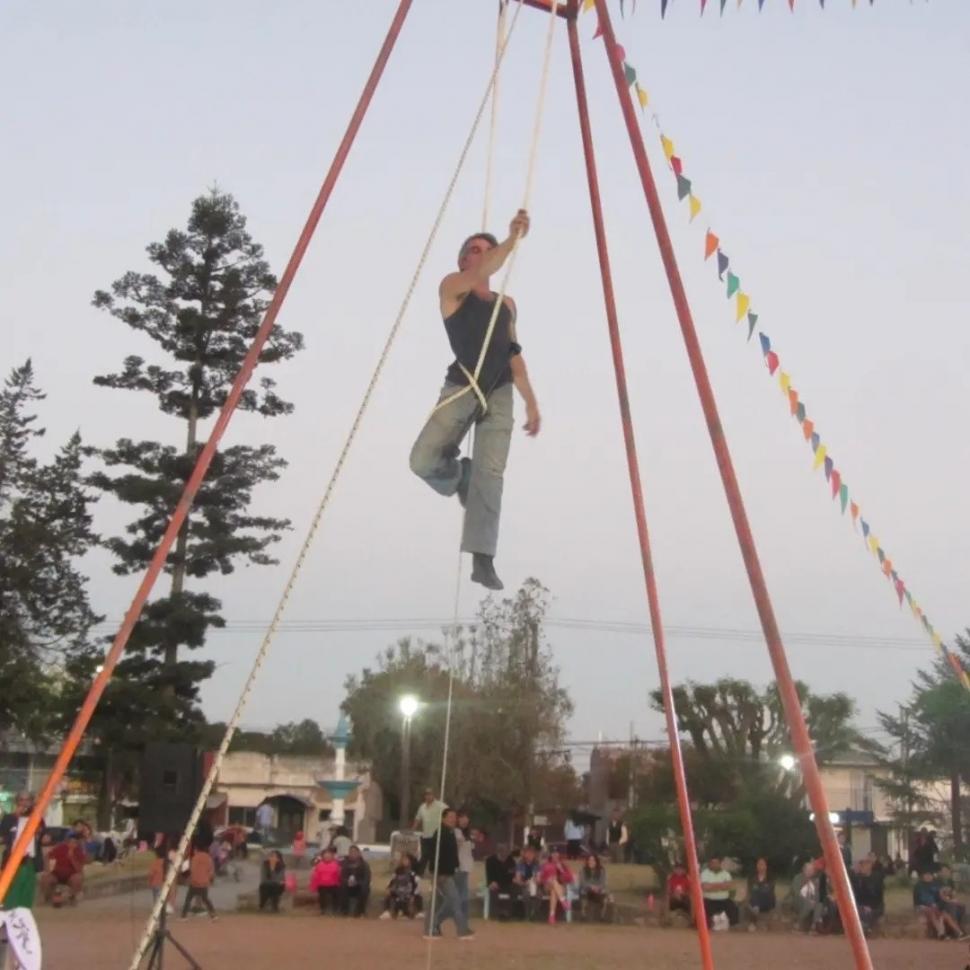 CIRCO ALETE. Acrobacias en piso y en altura en la plaza de Tafí del Valle.