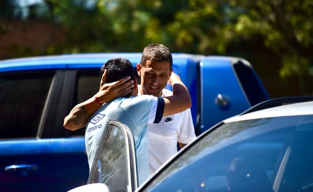 DESPEDIDA. Bianchi saluda a Marcelo Albrecht, utilero del club, antes de dejar el complejo.