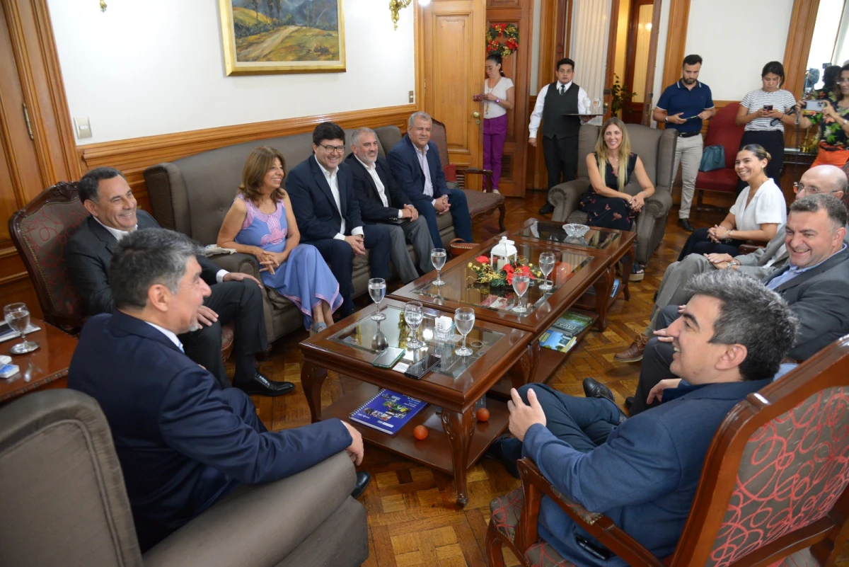 EN CASA DE GOBIERNO. Acevedo, junto a Camaño, y la participación de funcionarios provinciales y nacionales. Foto de Comunicación Pública