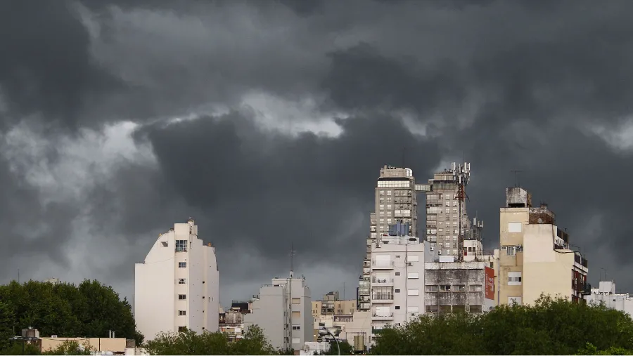 Lanzan alertas amarilla y naranja por tormentas fuertes para siete provincias.