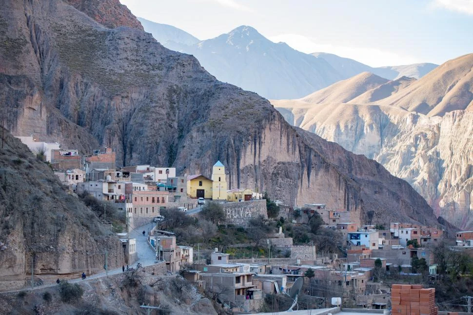 LA IMAGEN TÍPICA. Con la sencilla iglesia al fondo, las casas de Iruya parecen descolgarse desde las montañas brindando un paisaje inolvidable.