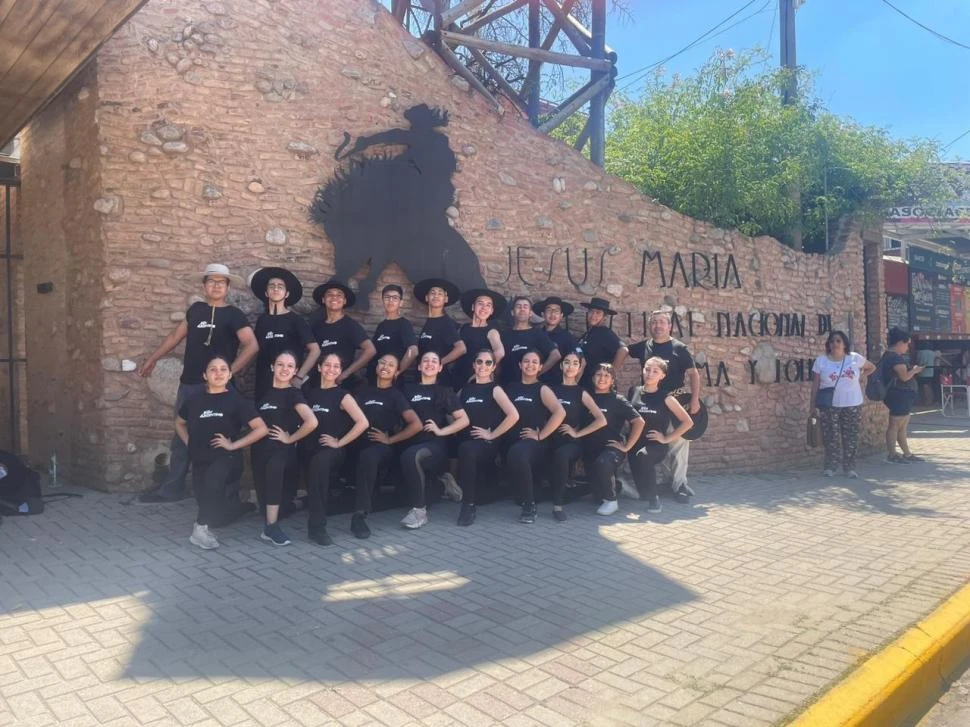 ANTES DEL ENSAYO. Ayer a la mañana, el ballet tucumano Embrujo de mi Tierra se sumó a artistas de todo el país en el Anfiteatro José Hernández.