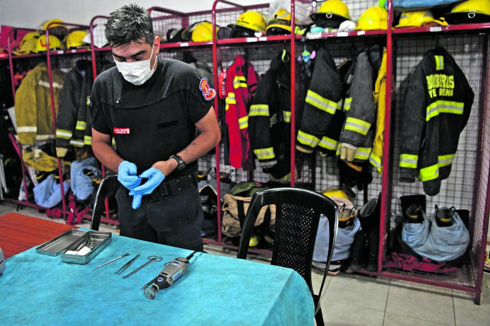 MÁS FRECUENTE DE LO QUE SE CREE. Por diversas razones a muchas personas se les atoran los anillos y ante la imposibilidad de sacárselos recurren a los bomberos, que ya están diestros y cuentan con herramientas. la gaceta / fotos de juan pablo sánchez noli