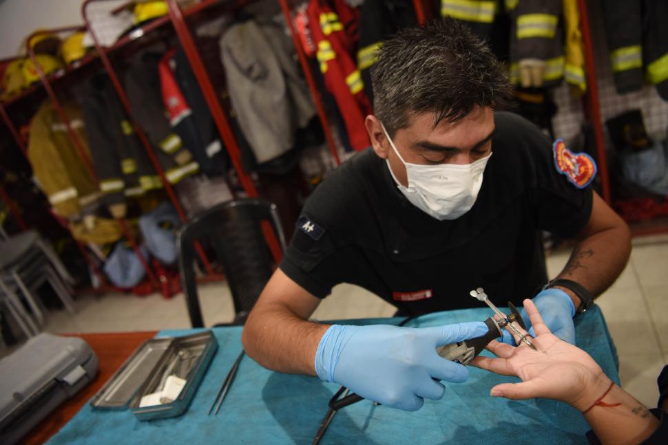 Qué urgencias atienden los bomberos cuando no apagan incendios