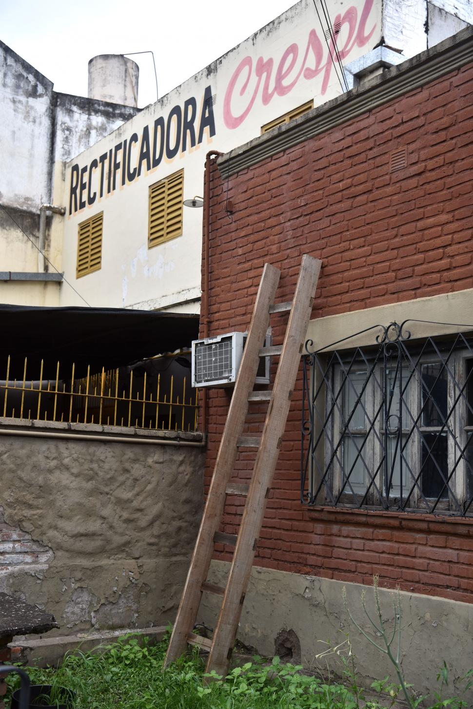 ESCALERA. Los ladrones la colocaron en la casa de al lado para ingresar.