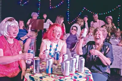 Para el arte no hay edad: “Cambiamos las agujas de tejer por el teatro”