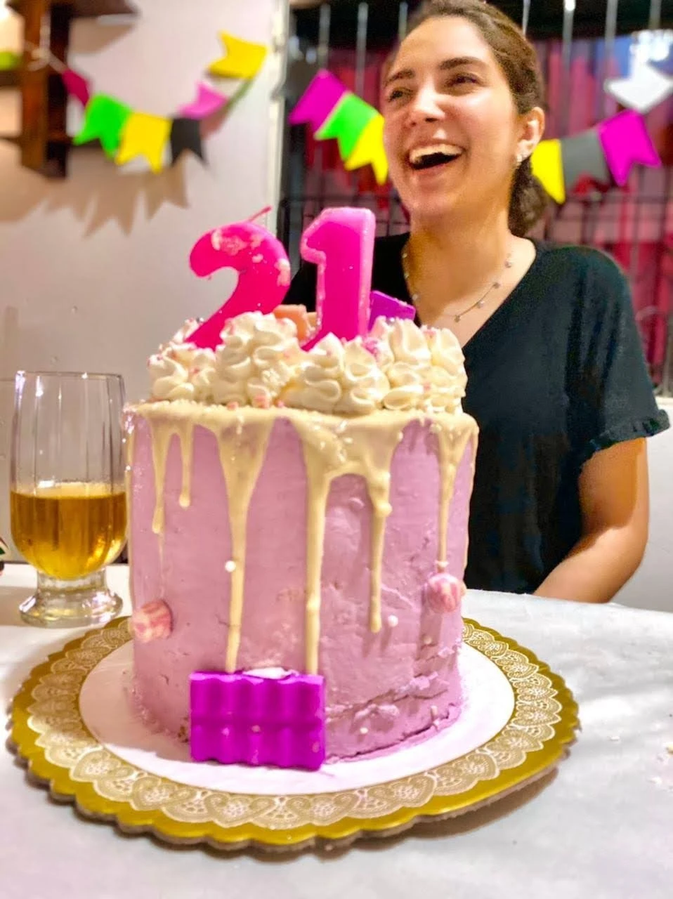PLENITUD. Cecilia Dip disfrutando de su torta de cumpleaños, en su fiesta de natalicio número 21.