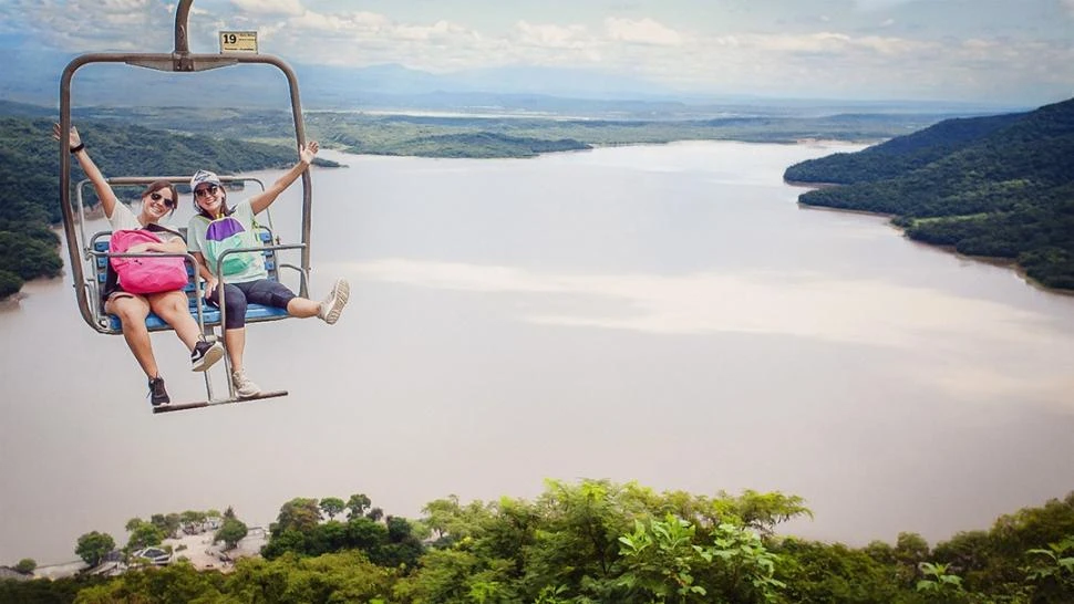 UNA VISTA GRANDIOSA. Desde las aerosillas se contemplan tanto el espejo de agua del dique como las ondulaciones de la Sierra de Medina. tucumán turismo