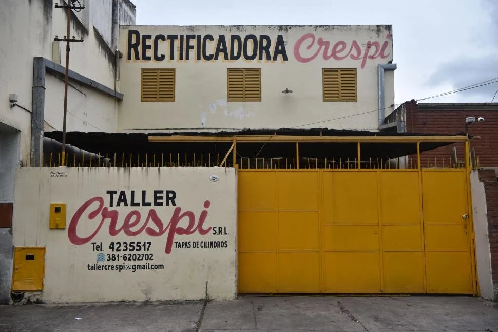 A LA MADRUGADA. Los delincuentes aprovecharon la oscuridad y la lluvia para ingresar por el techo del taller y sustraer el dinero y otros elementos. la gaceta / fotos de ines quinteros orio