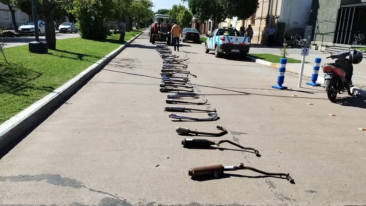 Video: una Municipalidad prohibió los caños de escape ruidosos y esto fue lo que hicieron con ellos