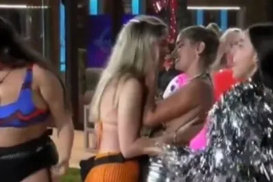 Gran Hermano: el apasionado beso entre Sabrina y Denisse durante la fiesta en la pileta