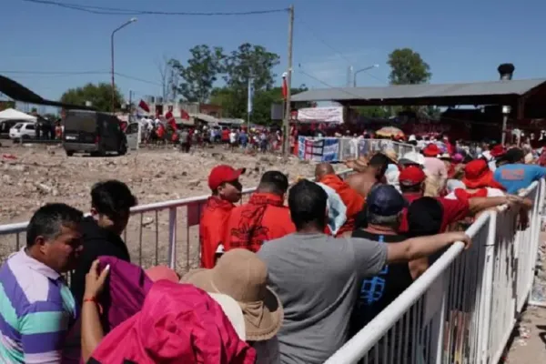 Miles de fieles visitan el santuario del Gauchito Gil en Corrientes