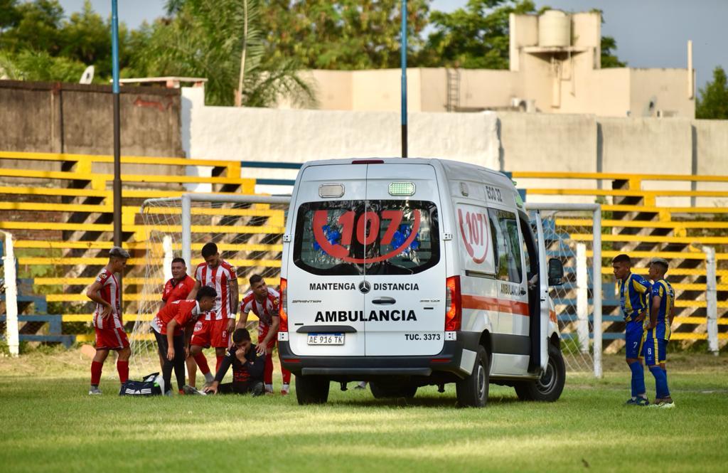 Gabriel Silva se encargó de cortar el ataque, pero le salió caro: se llevó un golpe en el rostro que lo obligó a retirarse en ambulancia del estadio