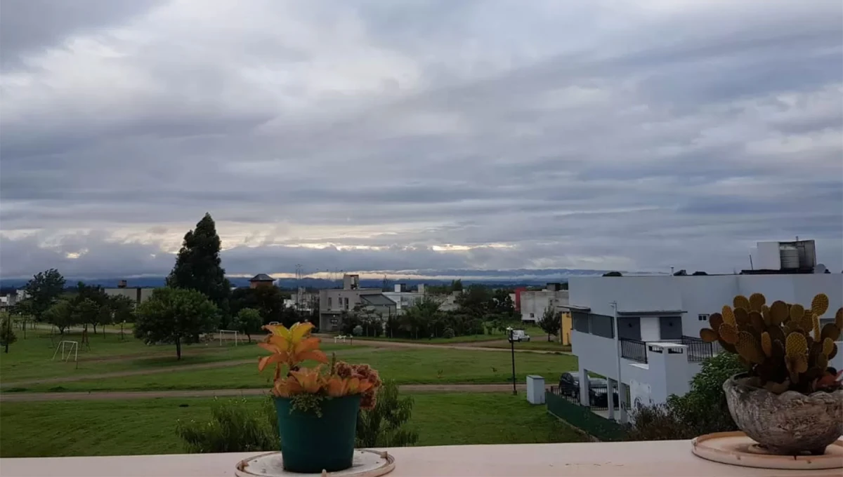 NUBOSIDAD. Se espera una jornada con el cielo mayormente cubierto y no se descartan lluvias. 