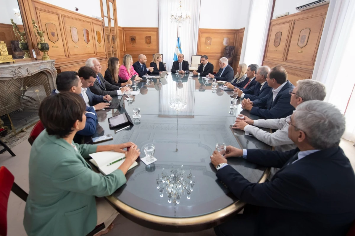 Reunión de Francos con representantes de las provincias productoras de azúcar y biocombustibles. FOTO X @MinInteriorAR