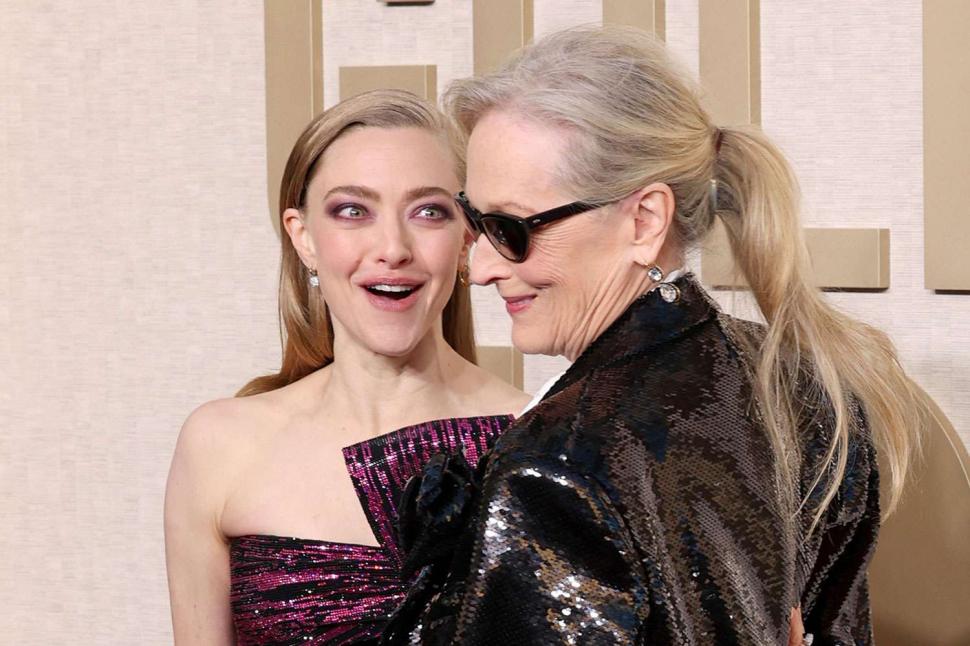 CON DEVOCIÓN. Amanda Seyfried saluda a Meryl Streep, quien no ganó.