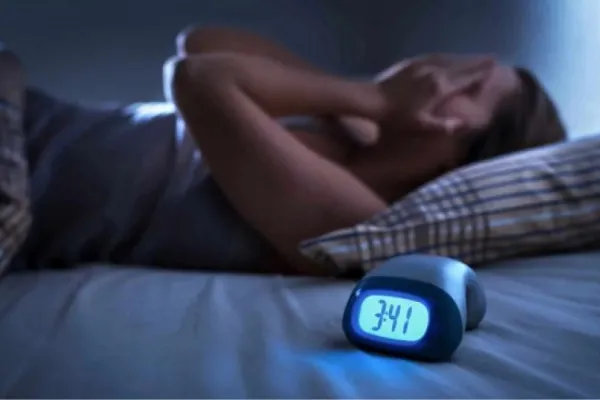 Por qué nos despertamos durante la madrugada: cuatro teorías que explican sus causas