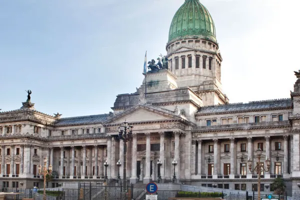 Tensa jornada de debate por la ley ómnibus