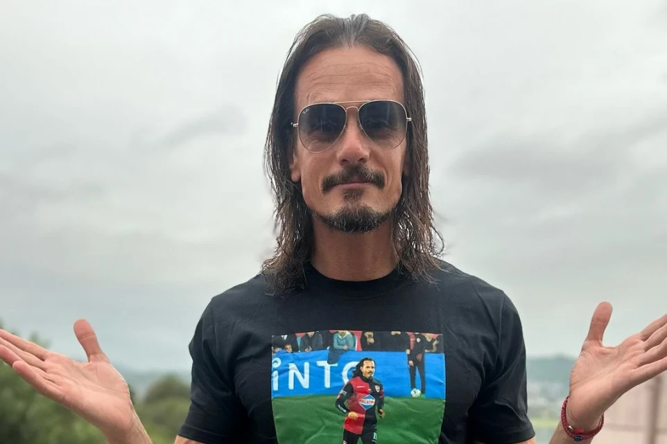 La insólita remera que un actor argentino usa para no ser confundido con Cavani