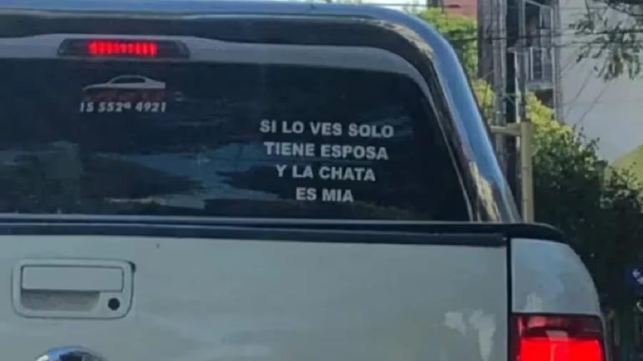 El cartel en una camioneta que llamó la atención y que se volvió viral. (Facebook)