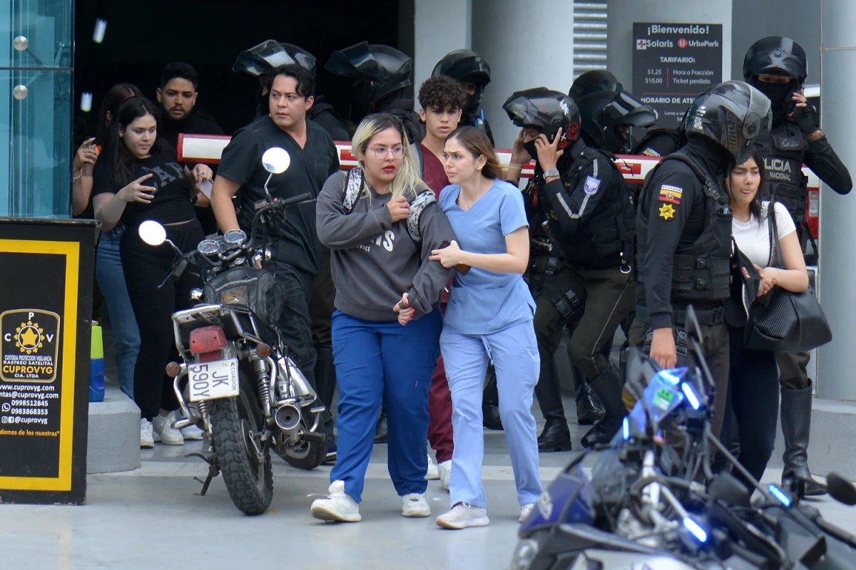 TENSIÓN. Las Fuerzas Arrmadas tratan de recuperar la paz en Ecuador. AFP