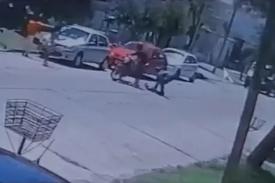 Video: a un “motochorro” se le cayó la pierna ortopédica en medio de un robo