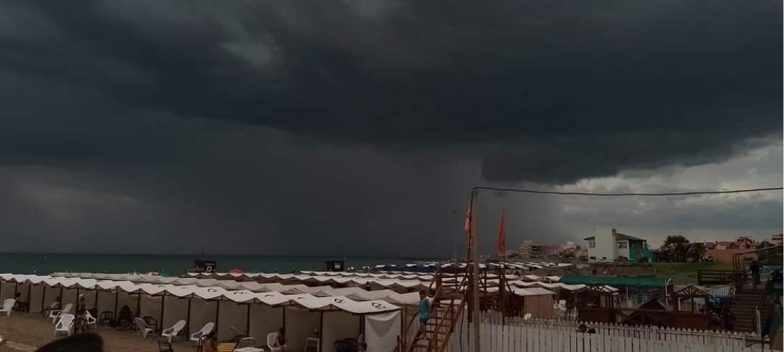 En cuestión de minutos, el cielo cambió su color y asustó a los turistas.