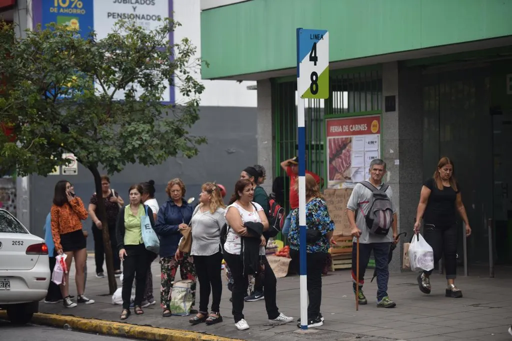 EN LA PARADA DE ÓMNIBUS. Servicio de transporte público de pasajeros. Foto de LA GACETA / Por Inés Quinteros Orio