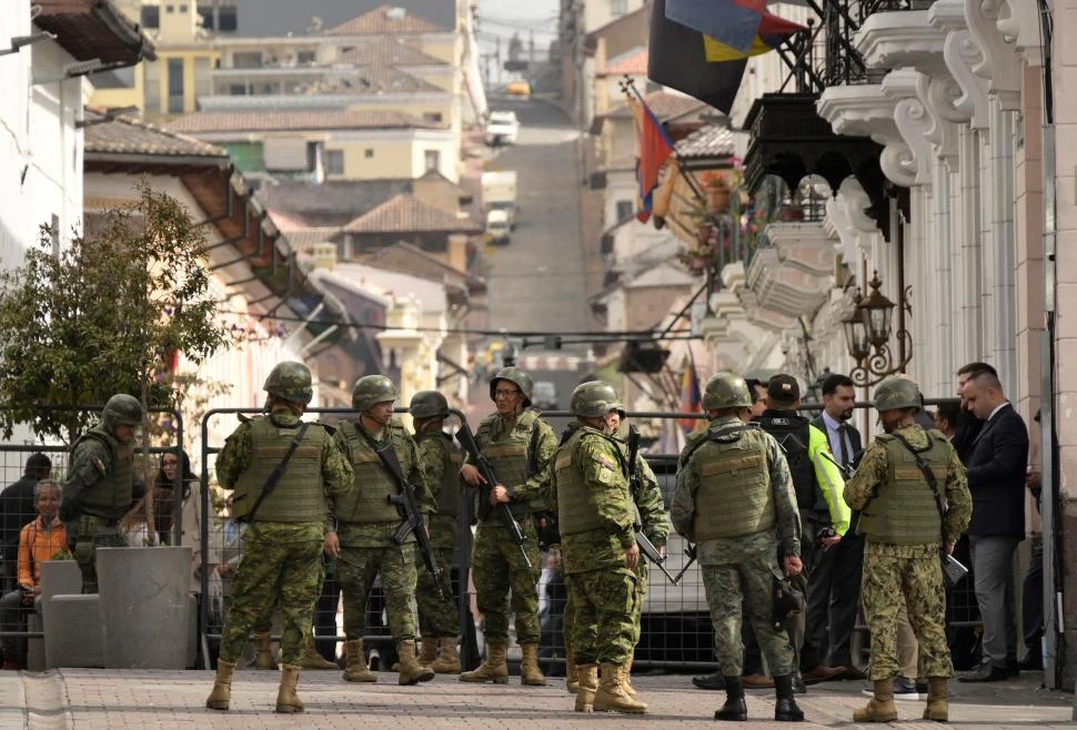 FUERZAS MILITARES DESPLEGADAS. Cientos de soldados salieron a las calles para llevar tranquilidad a una población que teme por su seguridad. afp