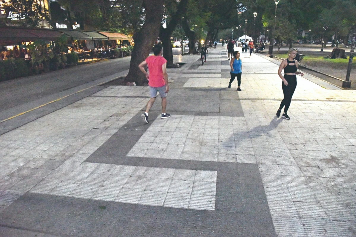 PANORAMA DISTINTO. Ya no hay mesas de los bares cercanos en el paseo público de la zona norte, debido a las quejas de algunos vecinos.