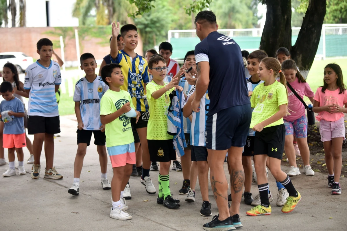 PURA ALEGRÍA. Los niños se acercan corriendo a buscar a Orihuela, uno de los primeros en acercarse.