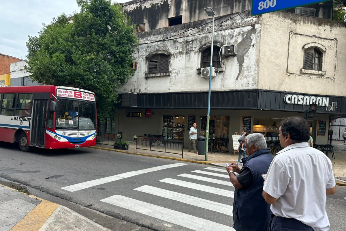 CONTROLES DE AGENTES MUNICIPALES. Constatan la reducción de la frecuencia de recorridos de las líneas de ómnibus en la Capital. Foto de Prensa Municipalidad de San Miguel de Tucumán