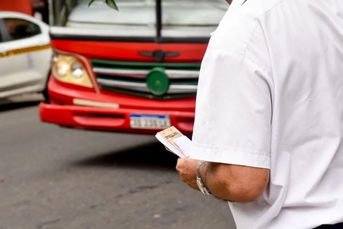 INSPECTORES MUNICIPALES. Tras los controles, podrían multar a las empresas que redujeron el servicio. Foto de Prensa SMT